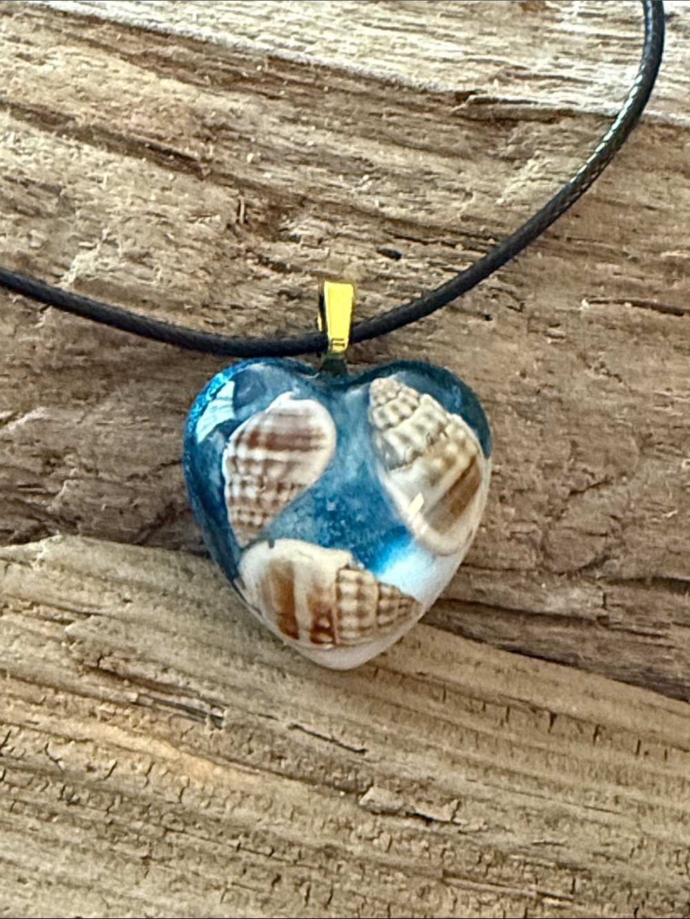 Hand Crafted Resin Blue Heart Shell Pendant Necklace - Picture 3 of 8